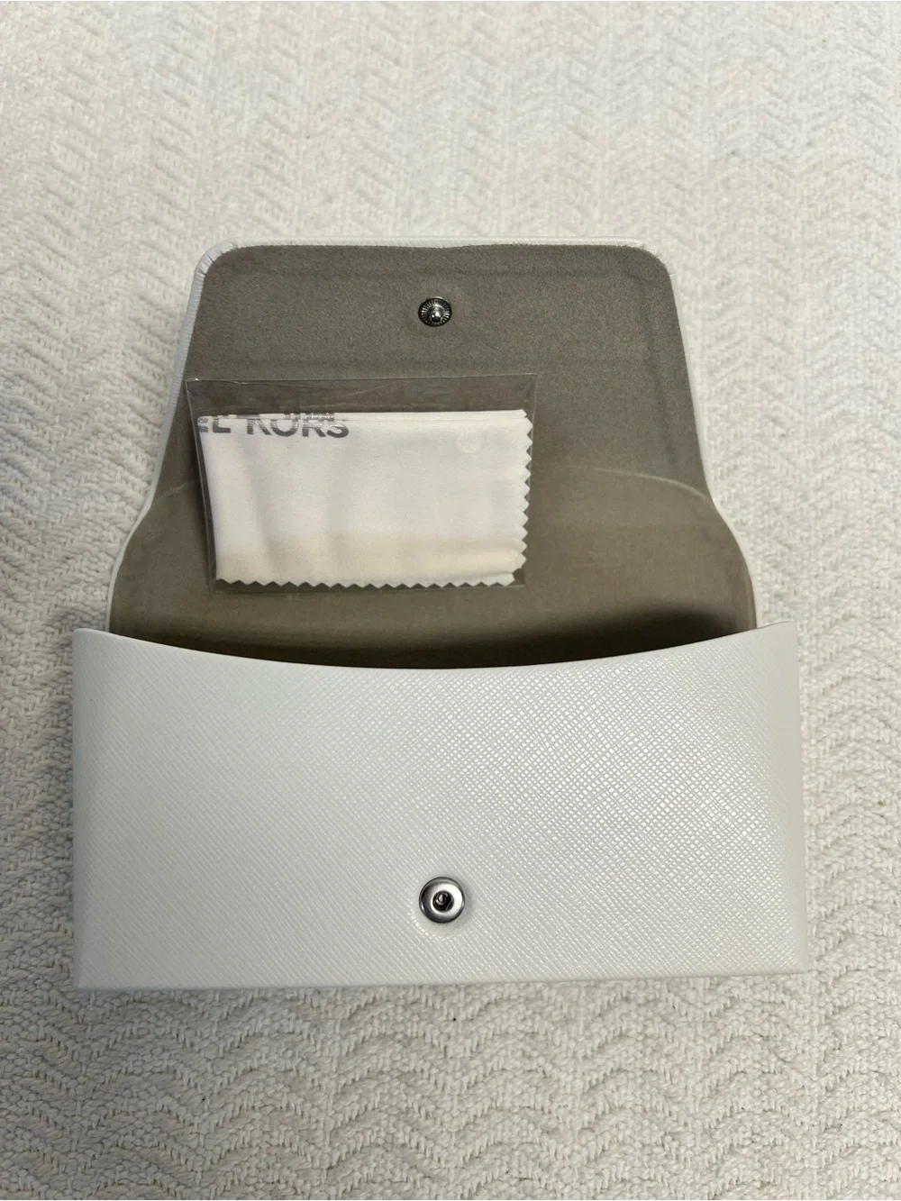 michael kors / white textured sunglasses case